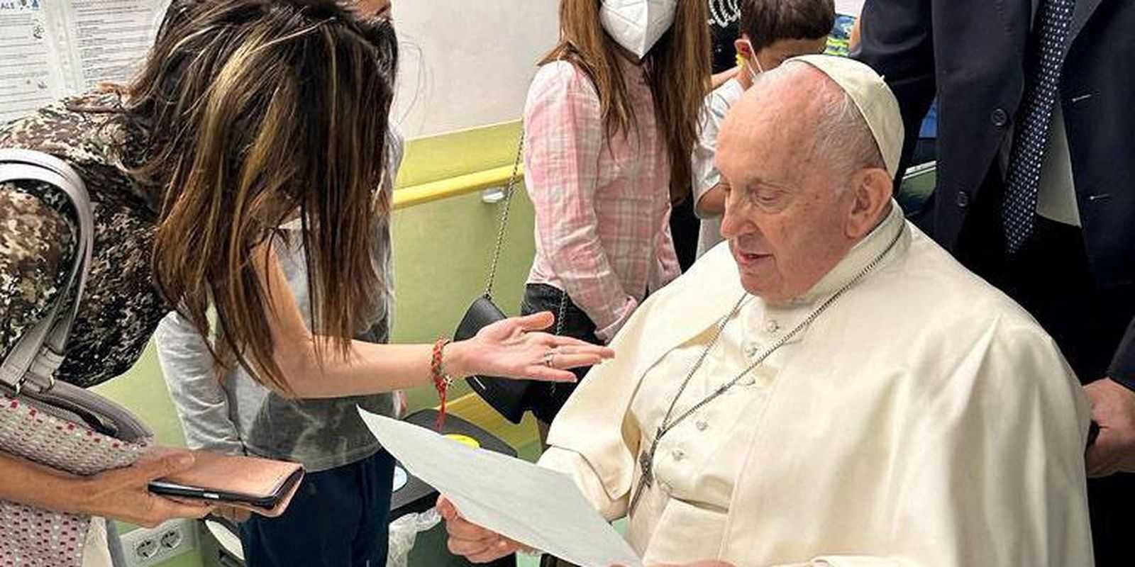 papa-deixa-hospital-“em-melhor-forma-do-que-antes”,-diz-medico