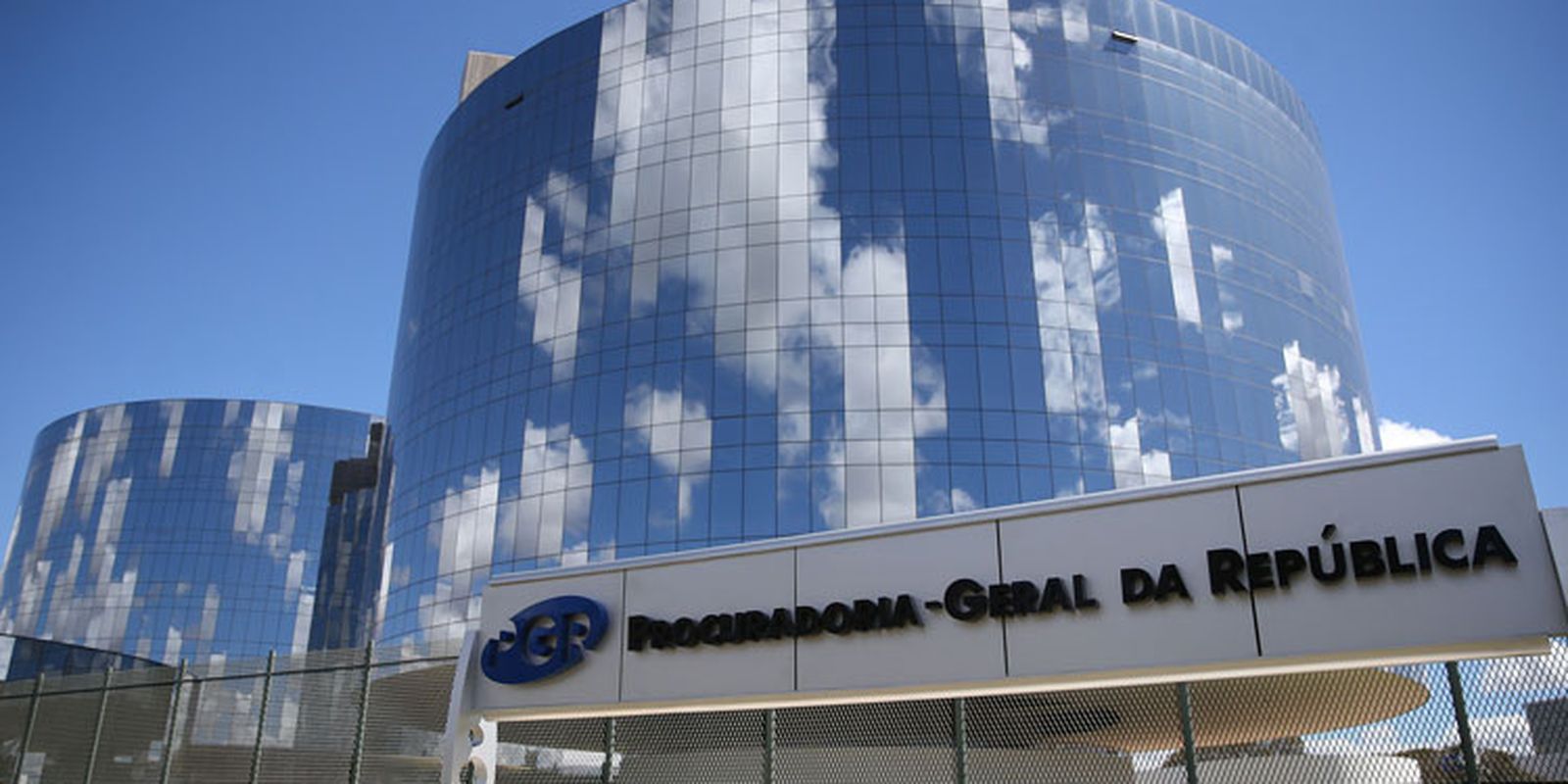 robinho-deve-cumprir-pena-por-estupro-no-brasil,-defende-pgr