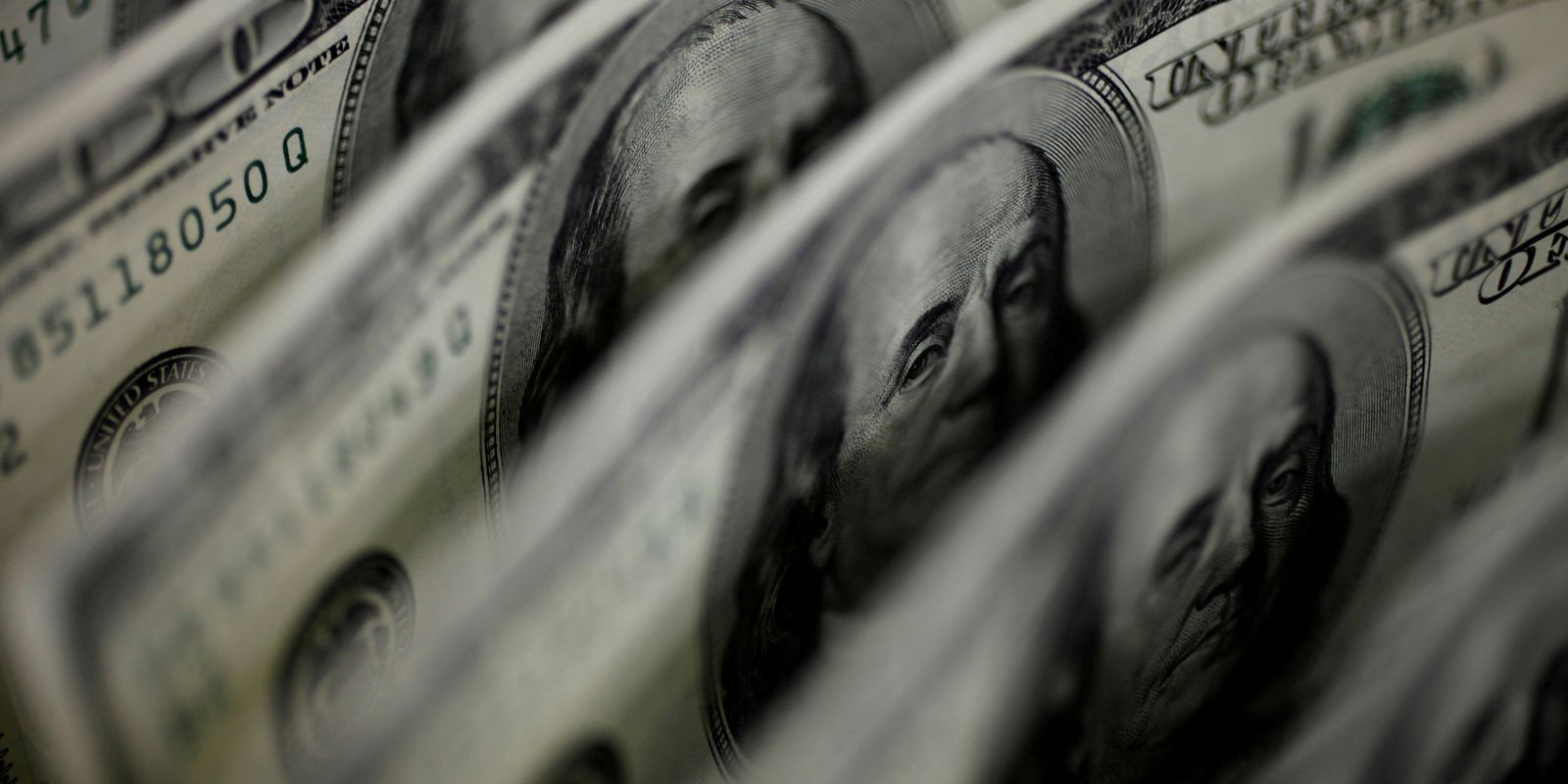 dolar-cai-para-r$-4,86-e-fecha-no-menor-valor-em-dois-meses