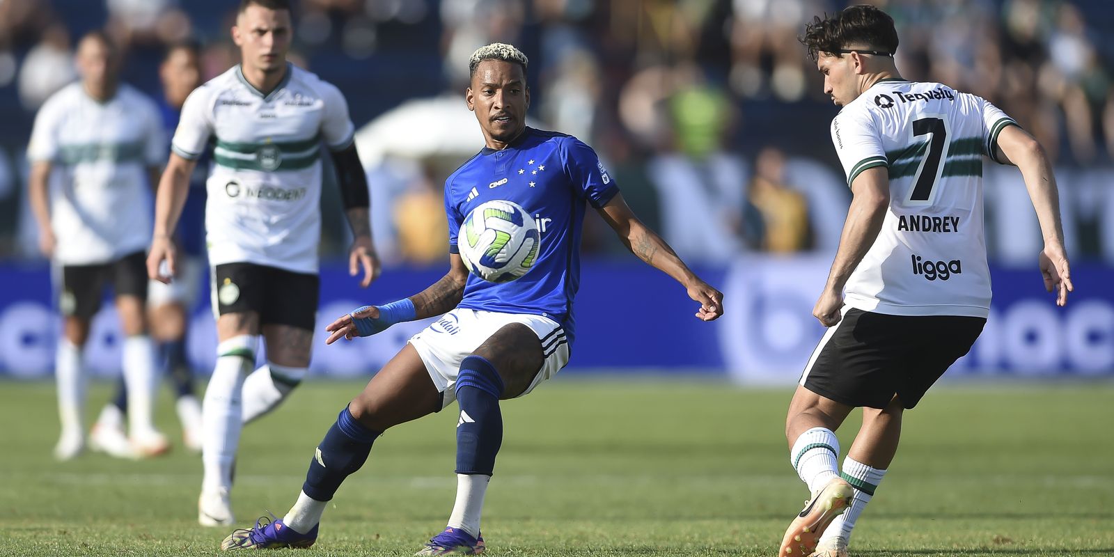coritiba-e-cruzeiro-jogarao-sem-torcida-ate-o-fim-do-brasileiro