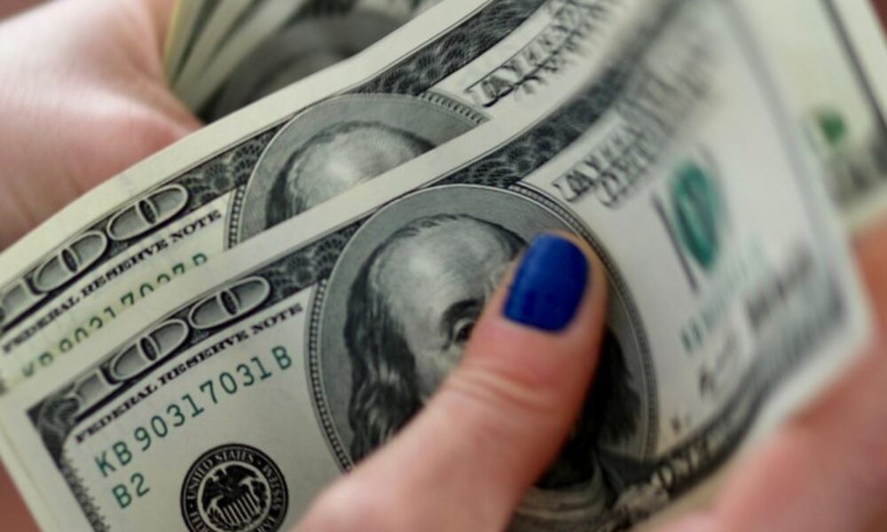 dolar-cai-pela-11a-vez-e-tem-maior-sequencia-de-quedas-em-20-anos