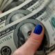 dolar-cai-pela-11a-vez-e-tem-maior-sequencia-de-quedas-em-20-anos