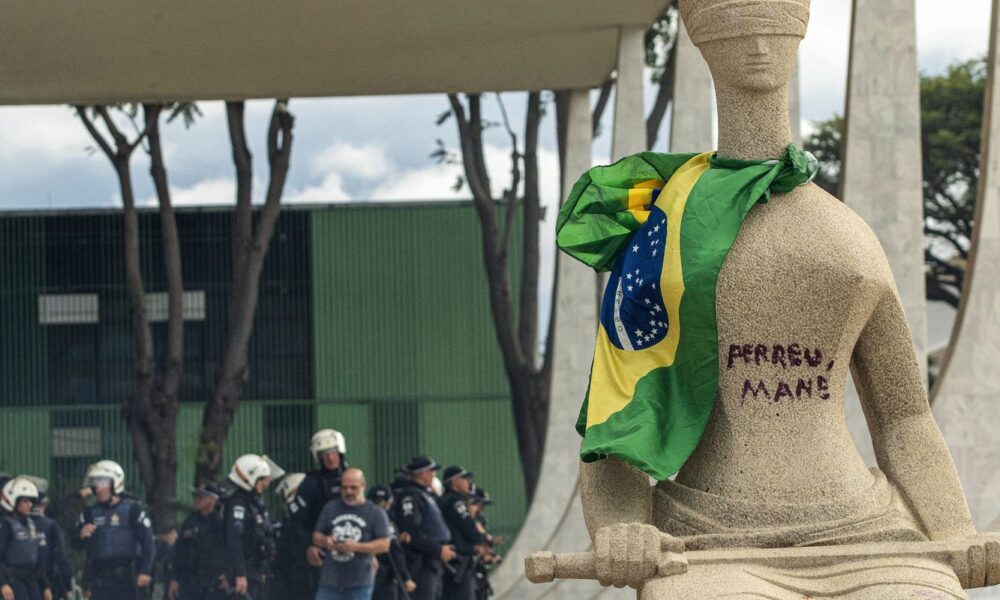 mulher-que-pichou-estatua-do-stf-deixa-prisao