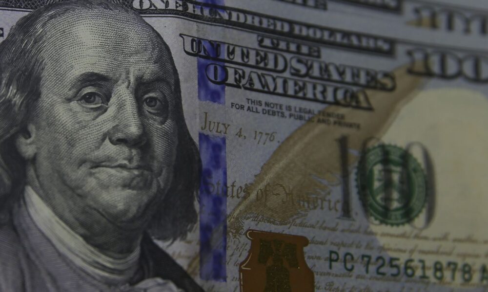 dolar-cai-para-r$-5,80-apos-trump-falar-em-acordo-com-a-china