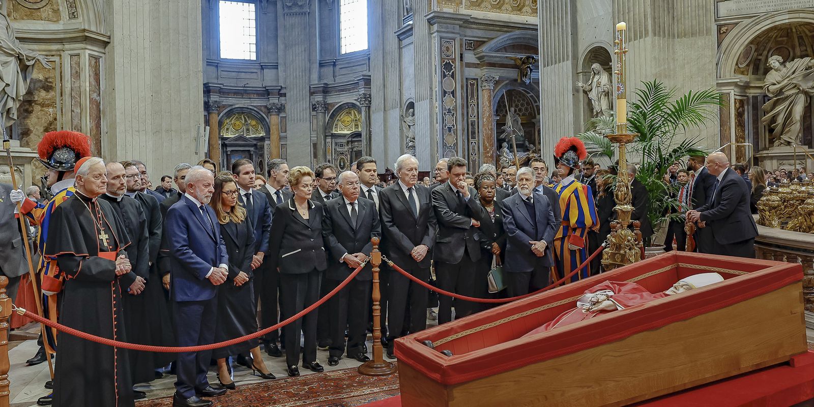 lula-presta-homenagem-ao-papa-francisco-em-velorio-no-vaticano