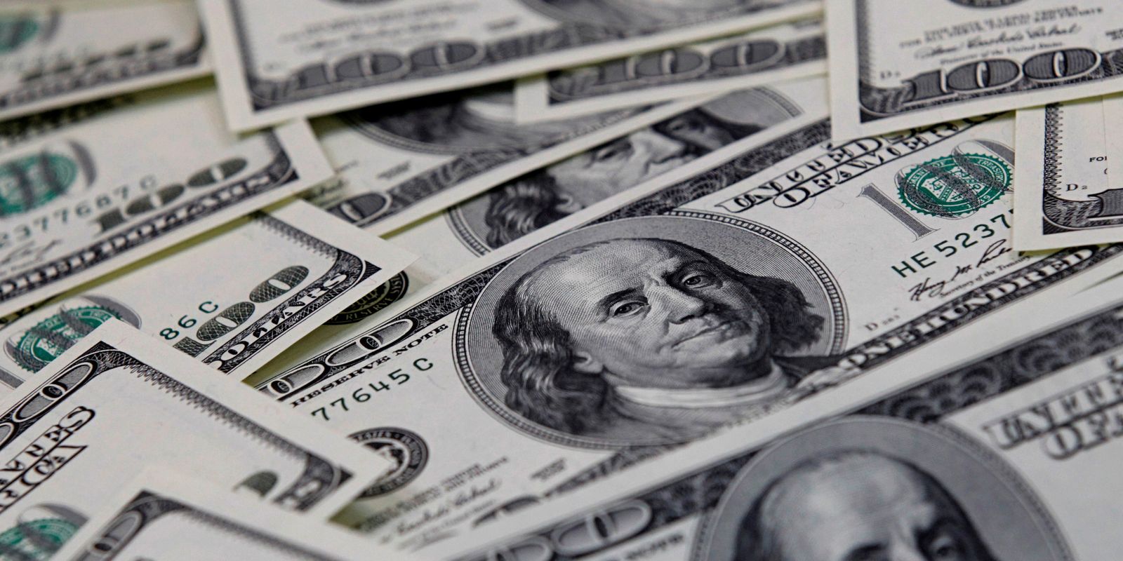 dolar-sobe-para-r$-5,66-com-medidas-sobre-iof